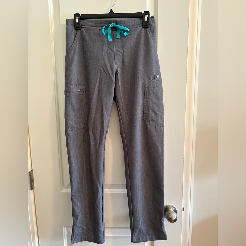 FIGS Kade Cargo Scrub Pants in Gray. Size XS.